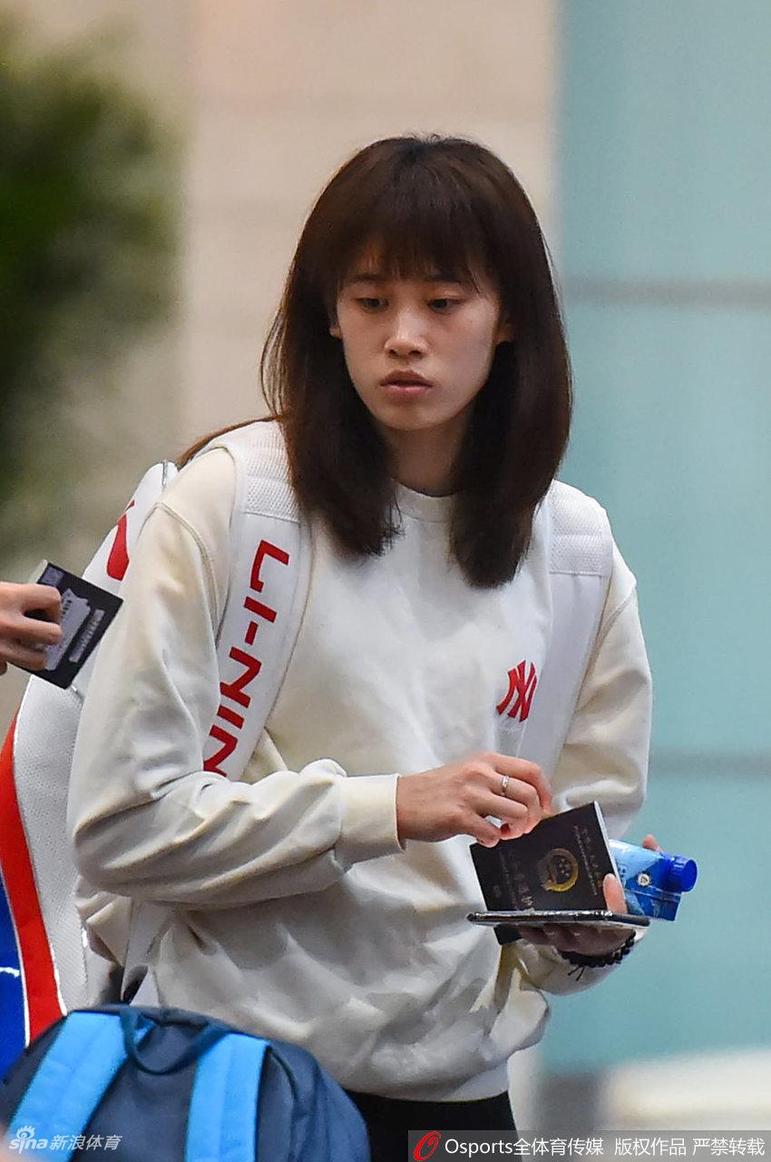 国羽深夜集体出征丹麦赛