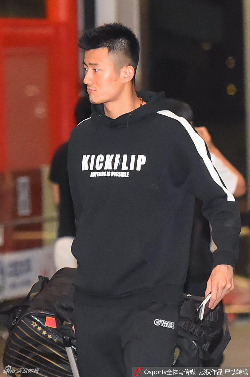 国羽深夜集体出征丹麦赛