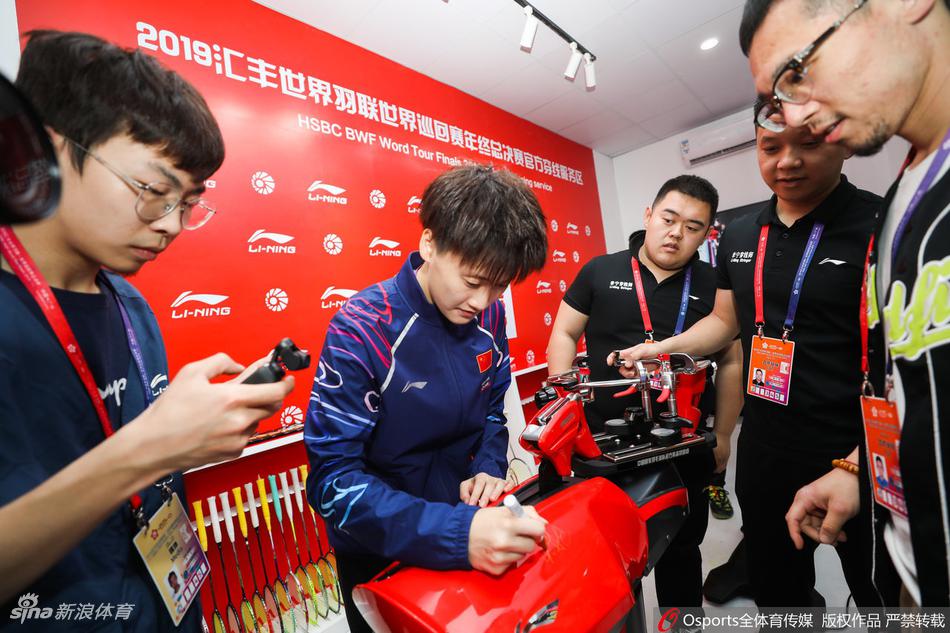 总决赛陈雨菲为球迷签名