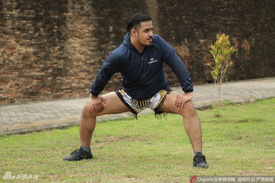 印尼泰拳选手在公园训练