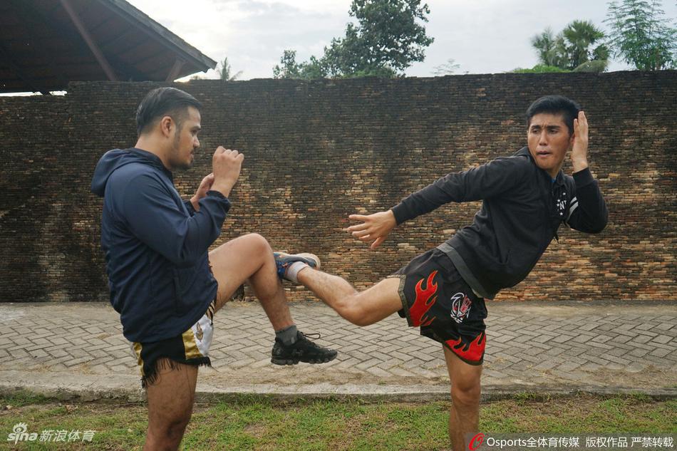 印尼泰拳选手在公园训练