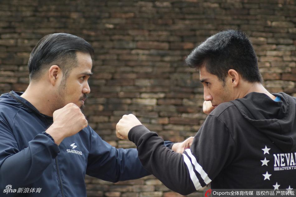 印尼泰拳选手在公园训练