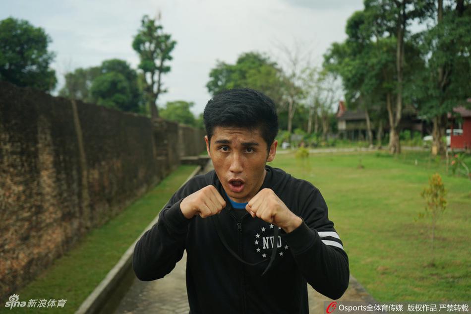 印尼泰拳选手在公园训练