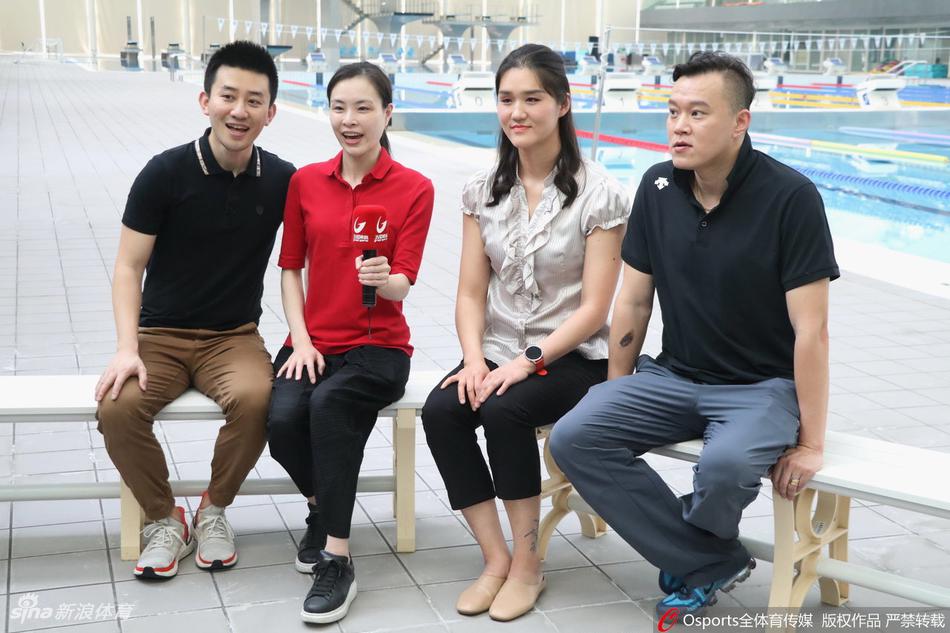 吴敏霞与张效诚直播售游泳卡