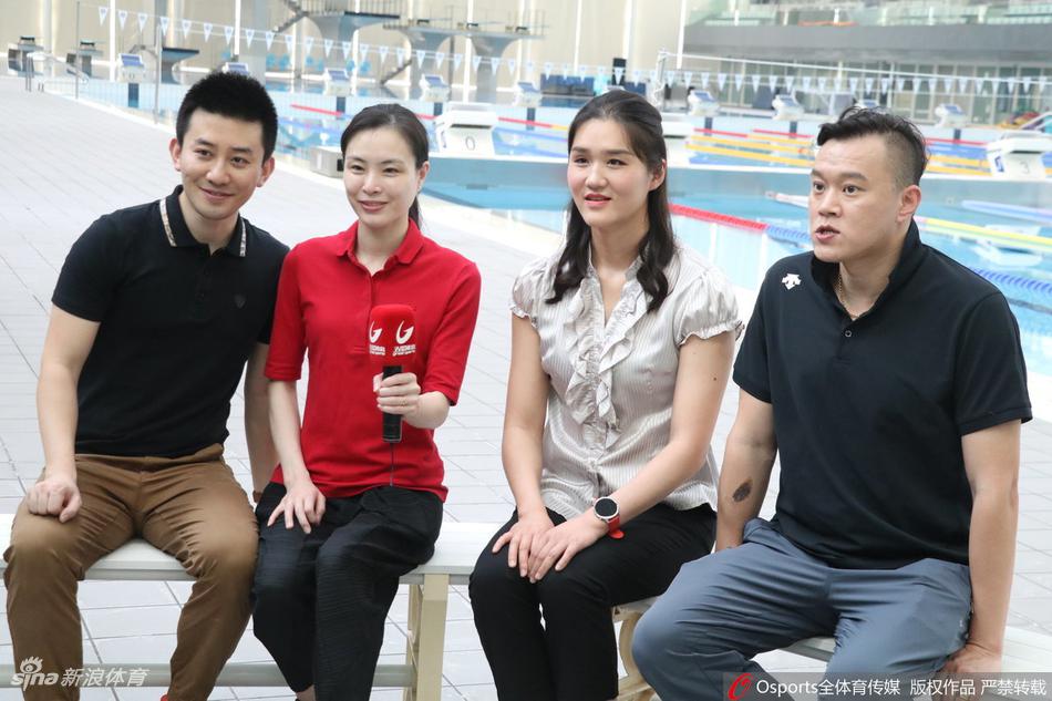 吴敏霞与张效诚直播售游泳卡