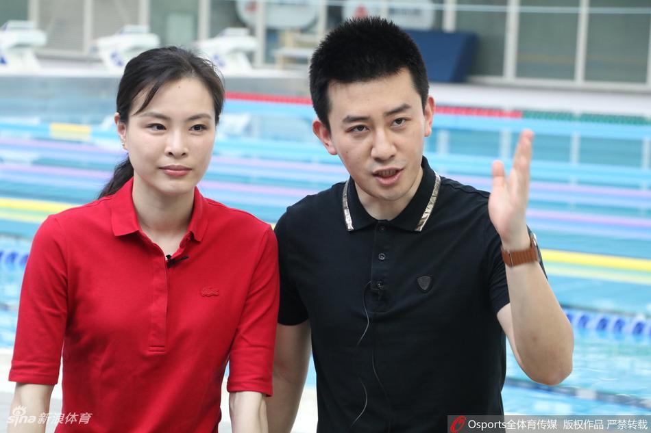 吴敏霞与张效诚直播售游泳卡