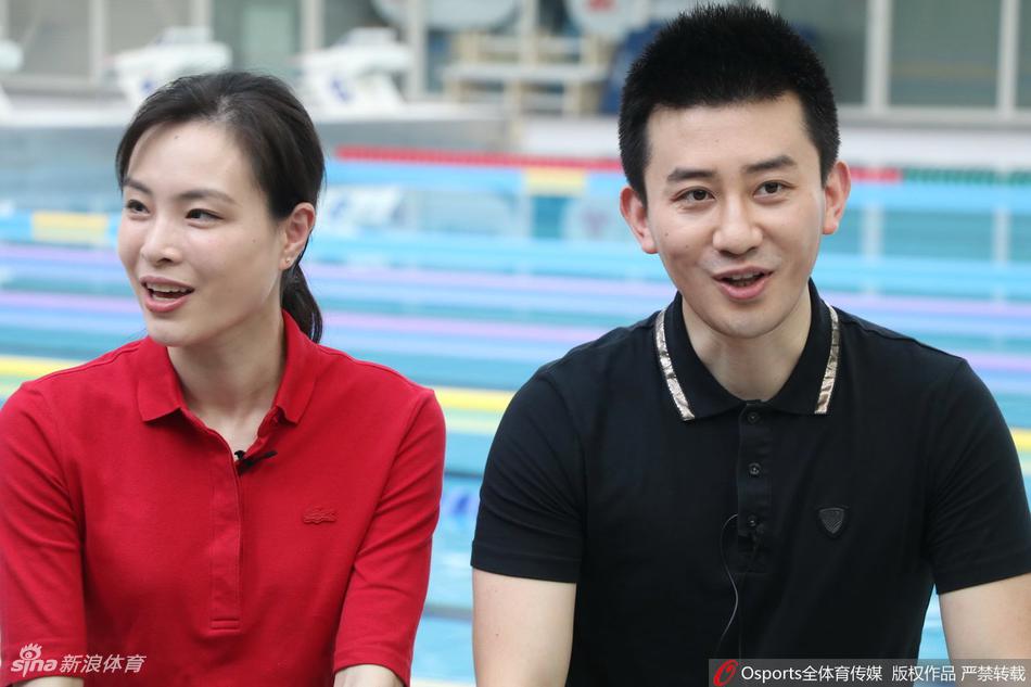 吴敏霞与张效诚直播售游泳卡