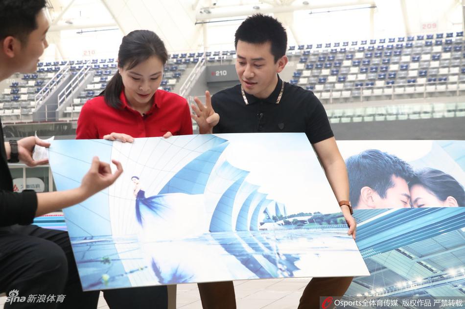 吴敏霞与张效诚直播售游泳卡