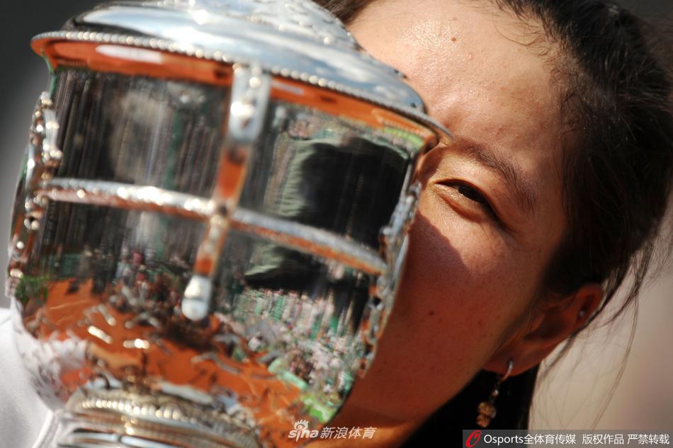 历史上的今天：李娜法网夺冠