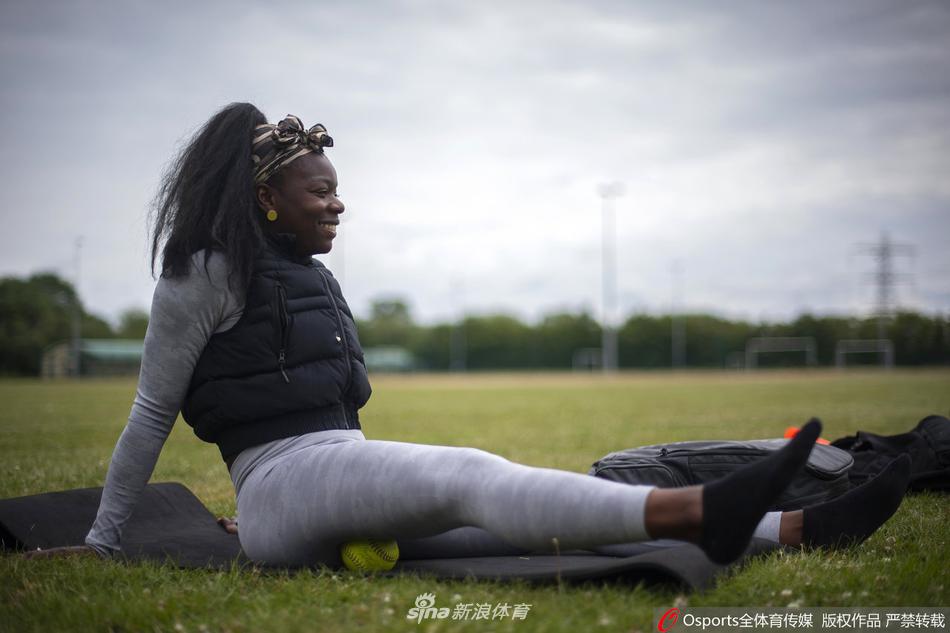 田径选手菲利普封闭场地训练