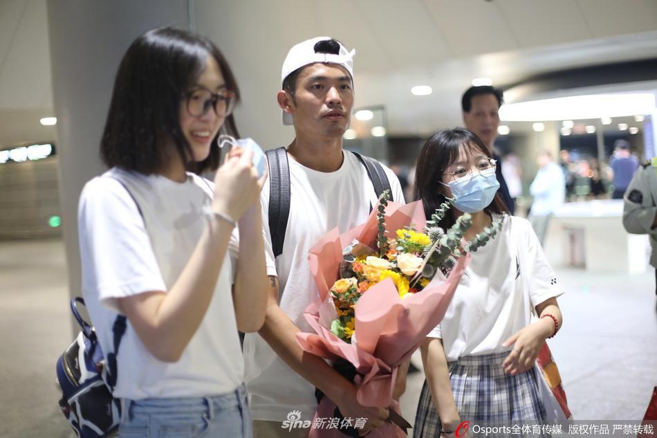 林丹携妻子谢杏芳亮相虹桥机场