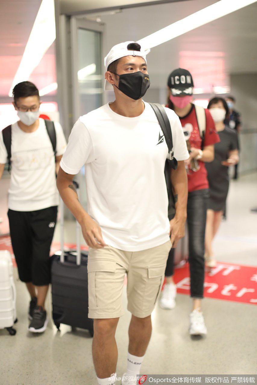 林丹携妻子谢杏芳亮相虹桥机场