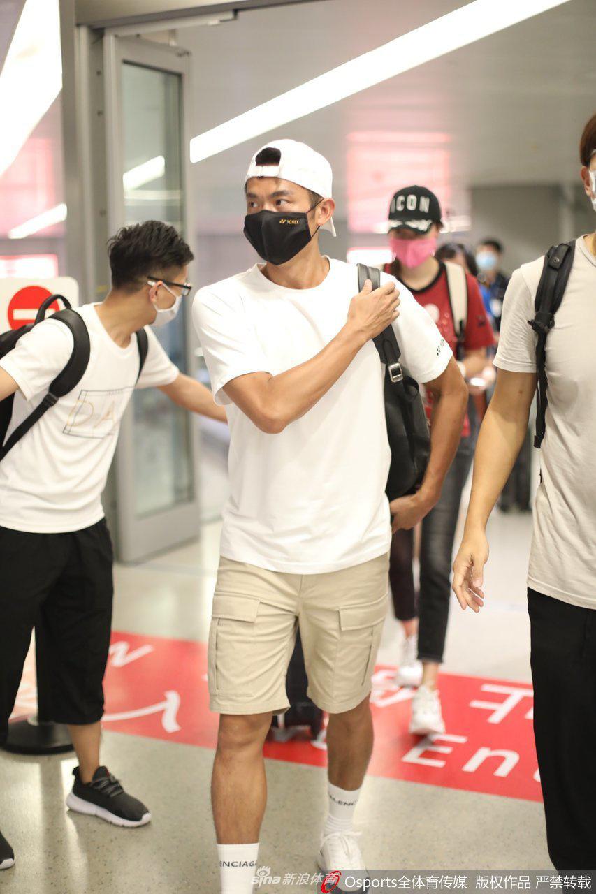 林丹携妻子谢杏芳亮相虹桥机场