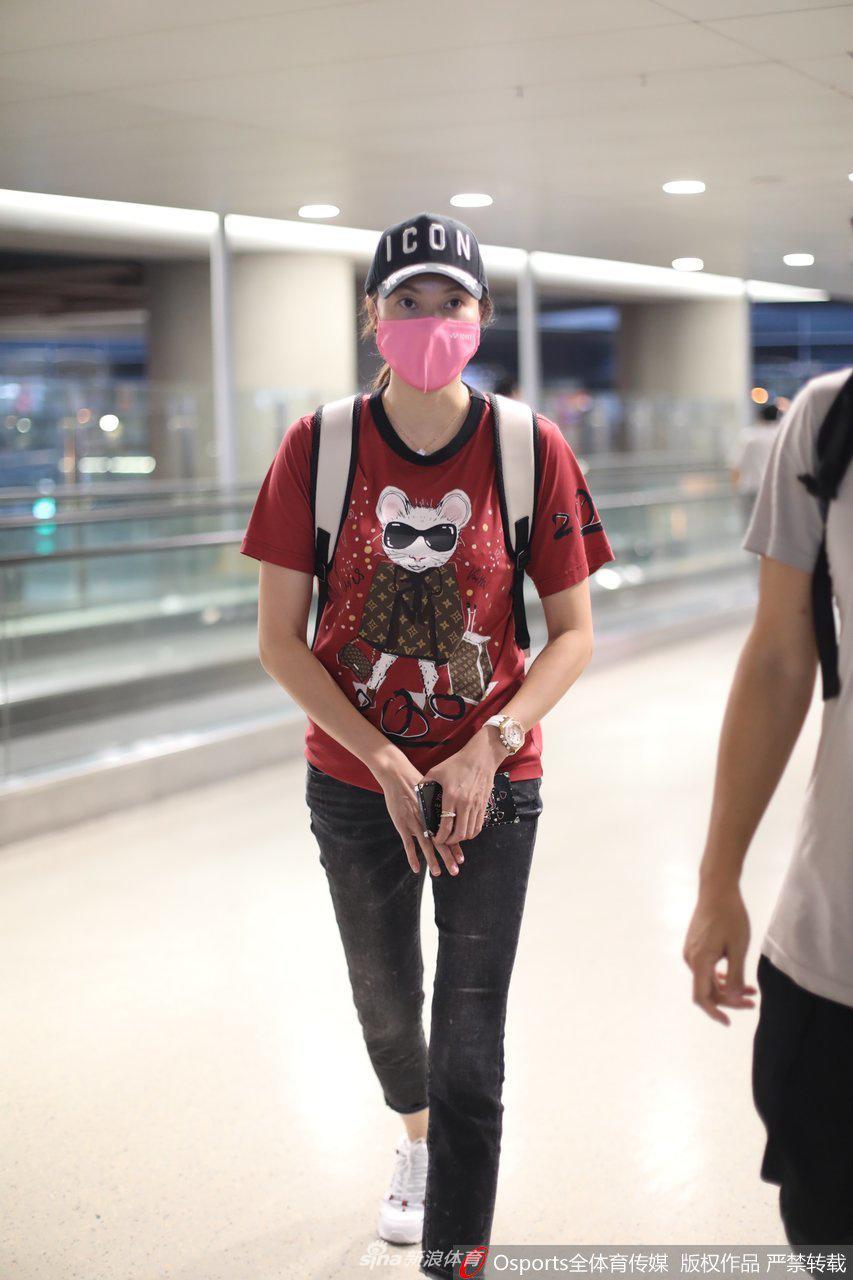 林丹携妻子谢杏芳亮相虹桥机场