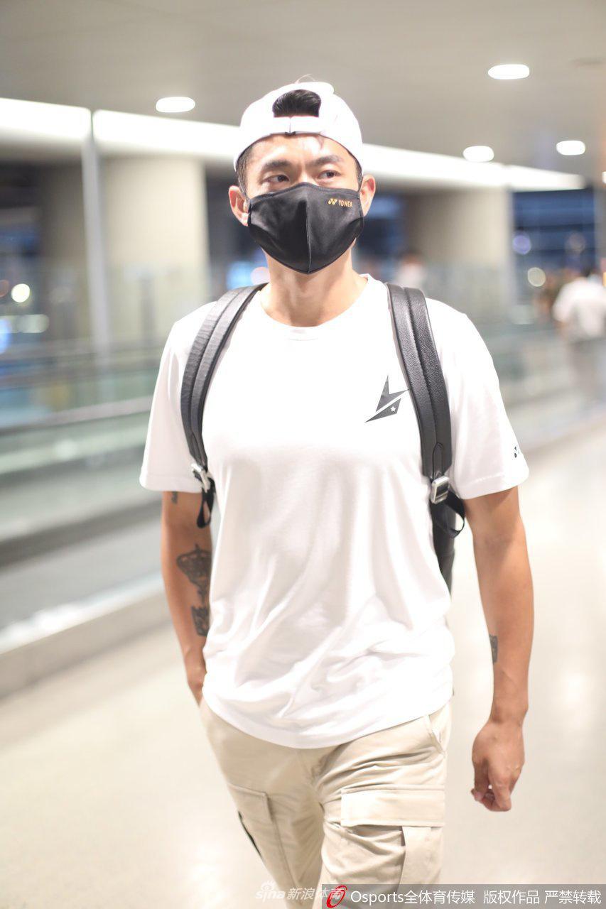 林丹携妻子谢杏芳亮相虹桥机场