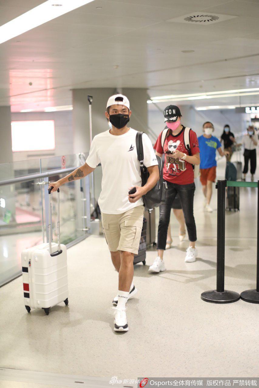 林丹携妻子谢杏芳亮相虹桥机场