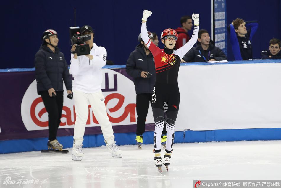 短道上海站范可新500夺金