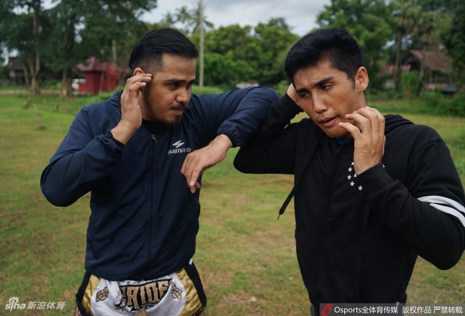 印尼泰拳选手在公园训练