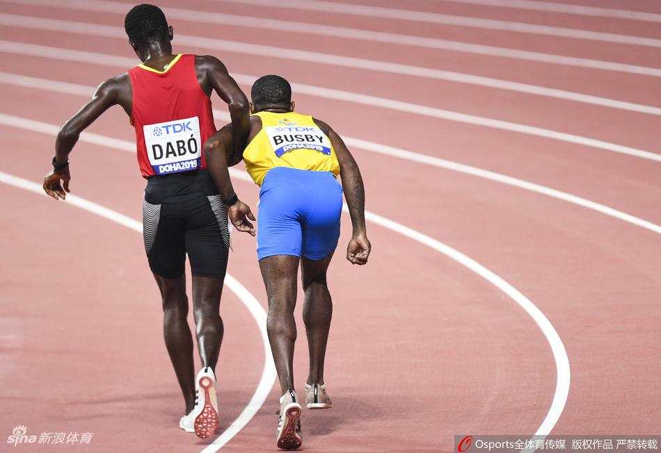 世锦赛5000米选手互相搀扶完赛