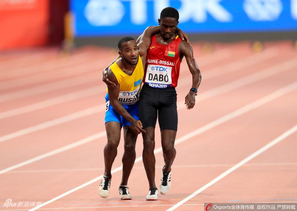 世锦赛5000米选手互相搀扶完赛