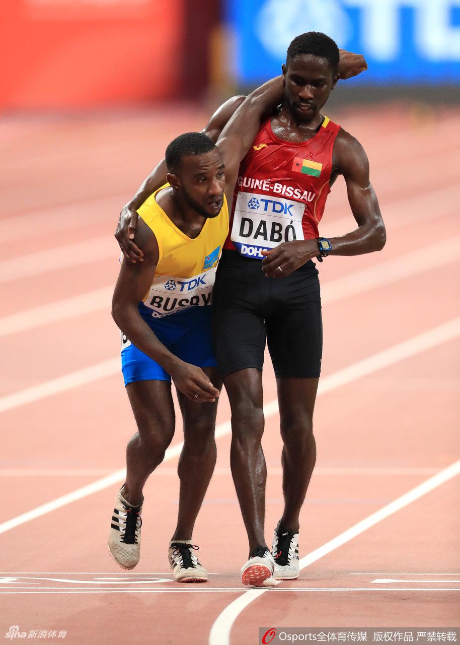 世锦赛5000米选手互相搀扶完赛