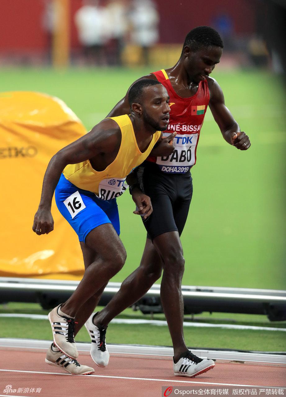 世锦赛5000米选手互相搀扶完赛