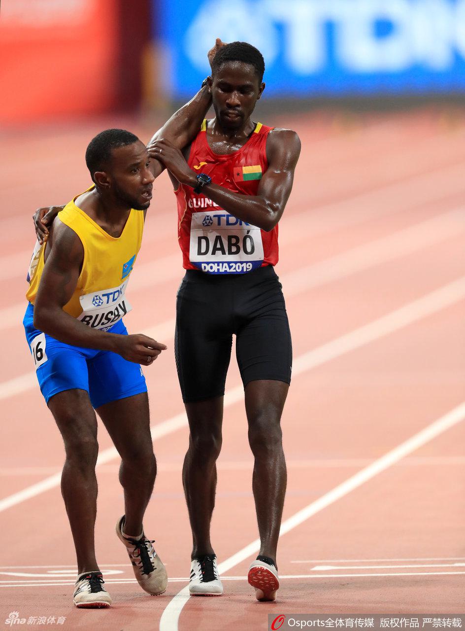世锦赛5000米选手互相搀扶完赛