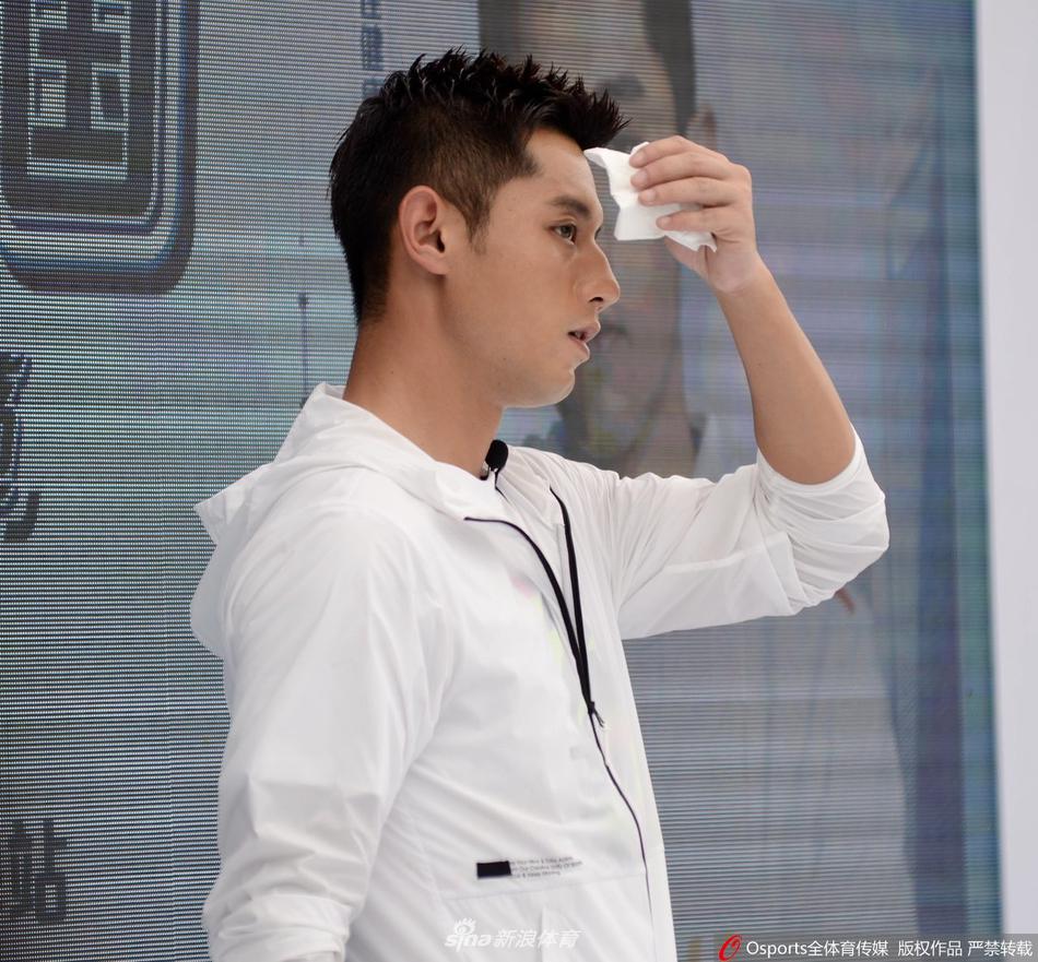 张继科高温天为品牌站台