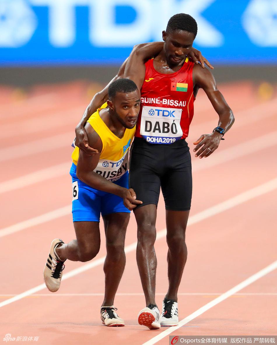 世锦赛5000米选手互相搀扶完赛