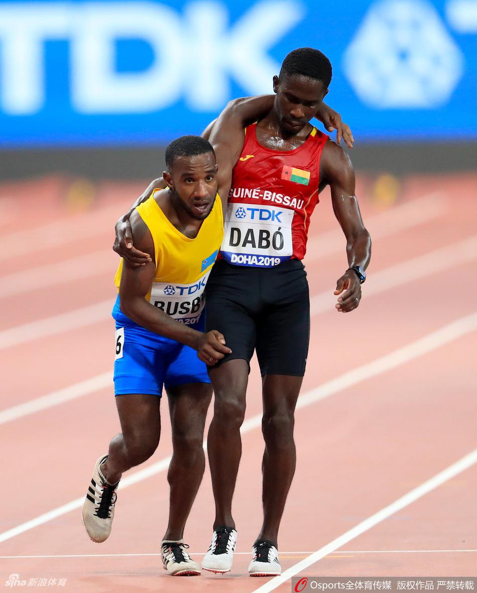 世锦赛5000米选手互相搀扶完赛