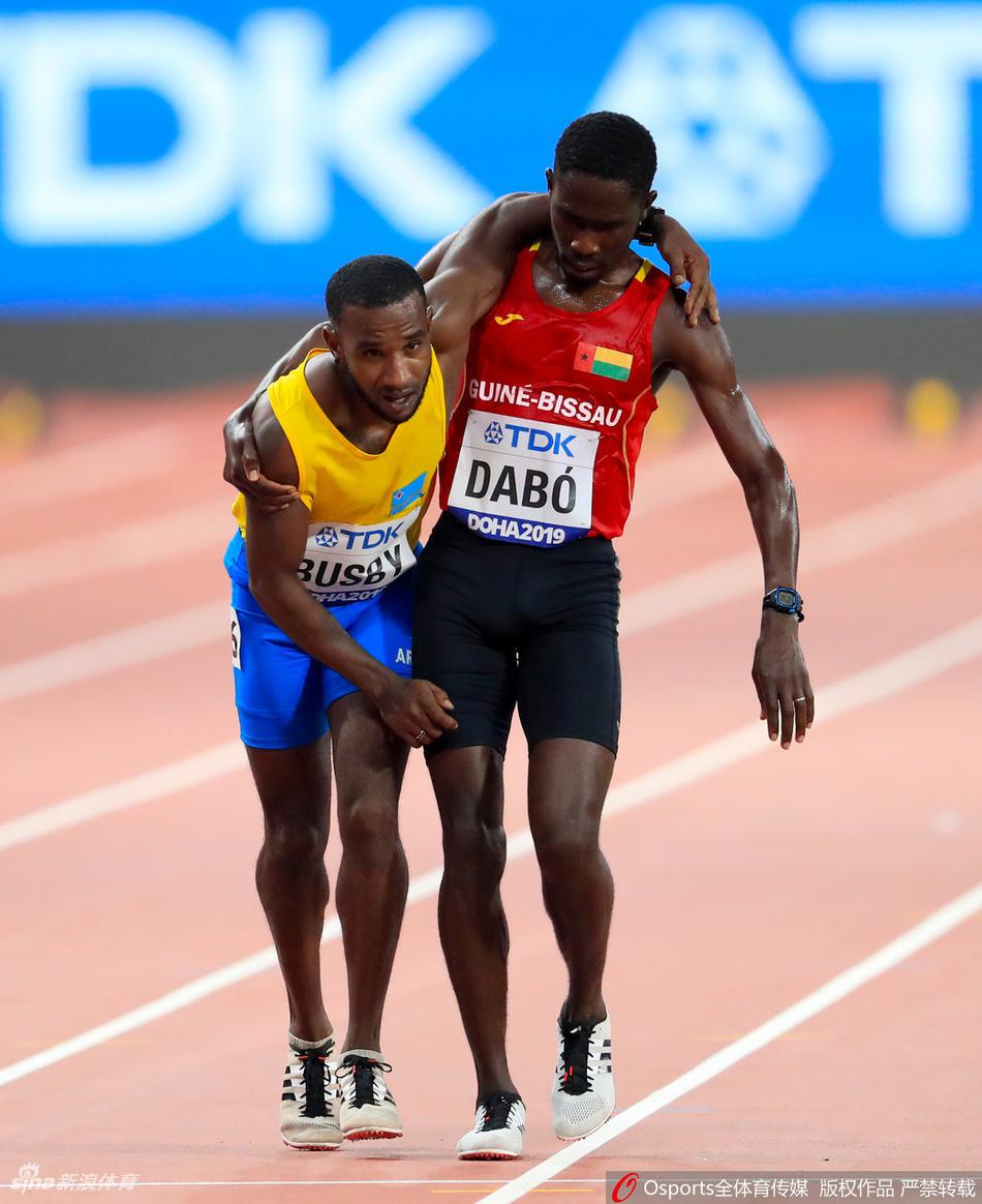 世锦赛5000米选手互相搀扶完赛