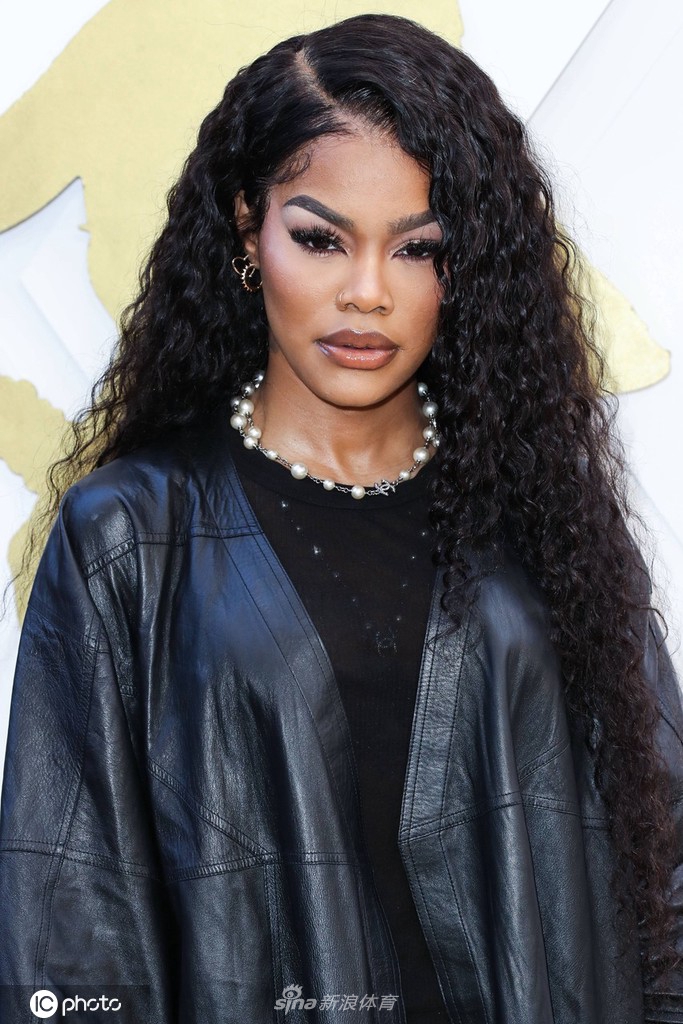 香波特爱妻出席好莱坞黑人女性颁奖典礼 全黑look酷劲十足