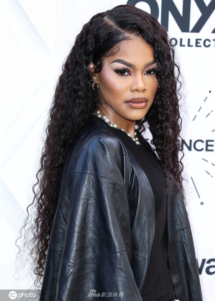 香波特爱妻出席好莱坞黑人女性颁奖典礼 全黑look酷劲十足