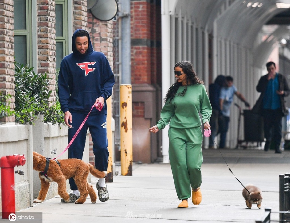 本-西蒙斯与未婚妻现身街头遛狗 一路有说有笑感情甜蜜