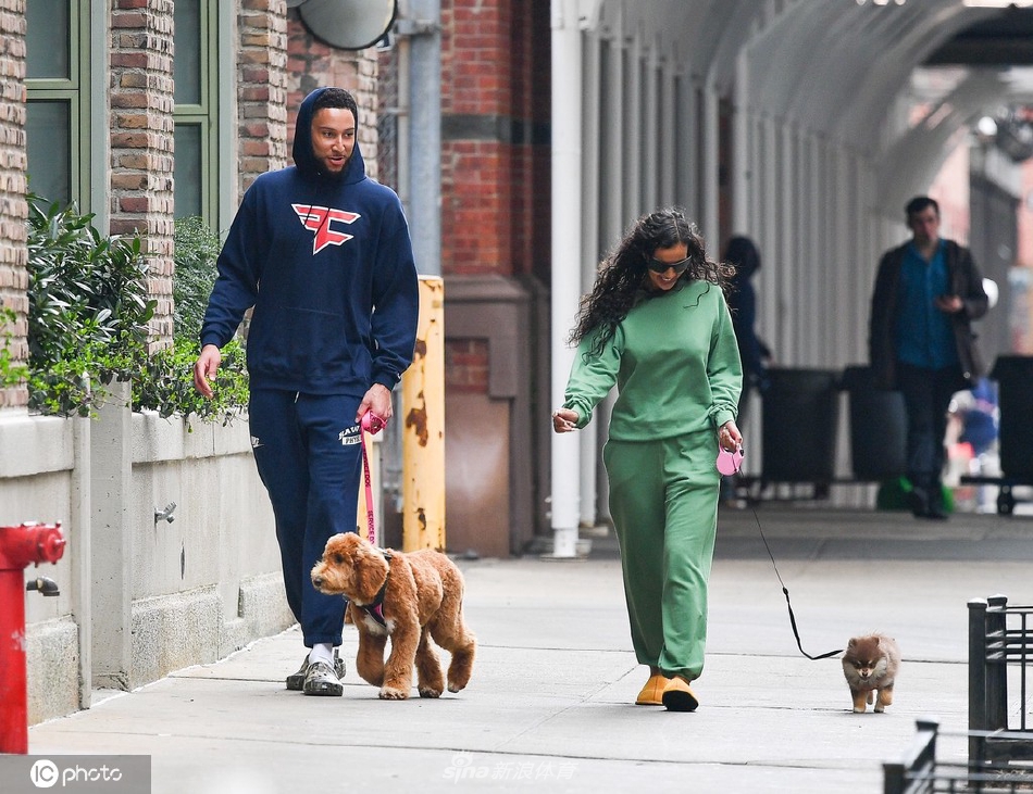 本-西蒙斯与未婚妻现身街头遛狗 一路有说有笑感情甜蜜