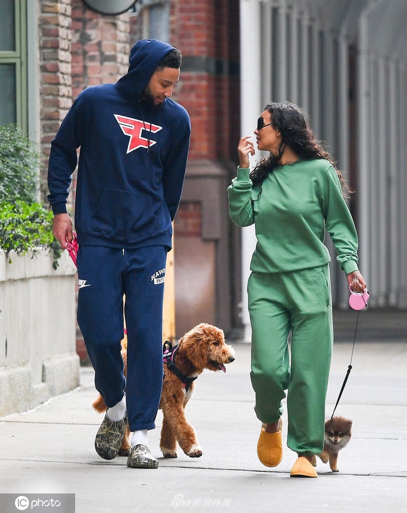 本-西蒙斯与未婚妻现身街头遛狗 一路有说有笑感情甜蜜