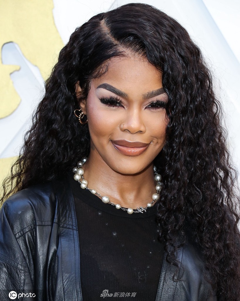 香波特爱妻出席好莱坞黑人女性颁奖典礼 全黑look酷劲十足