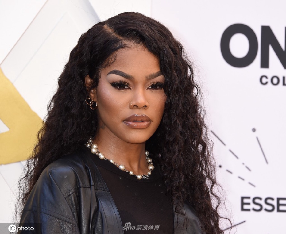 香波特爱妻出席好莱坞黑人女性颁奖典礼 全黑look酷劲十足