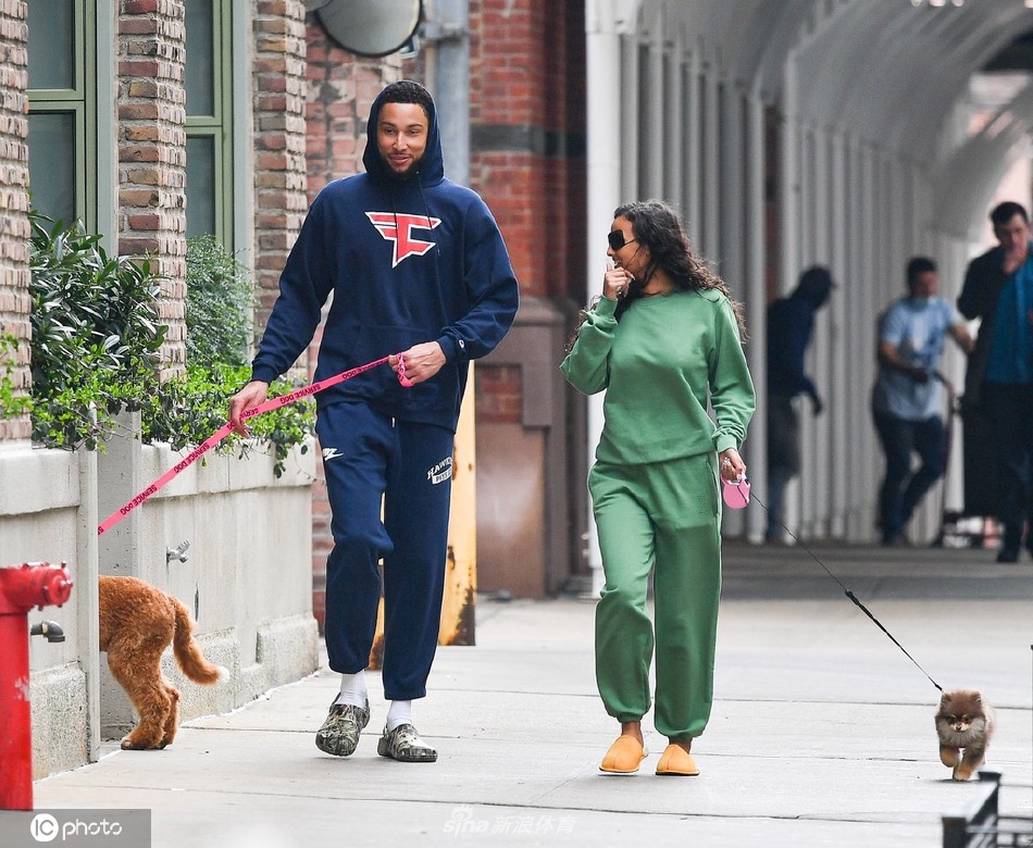 本-西蒙斯与未婚妻现身街头遛狗 一路有说有笑感情甜蜜