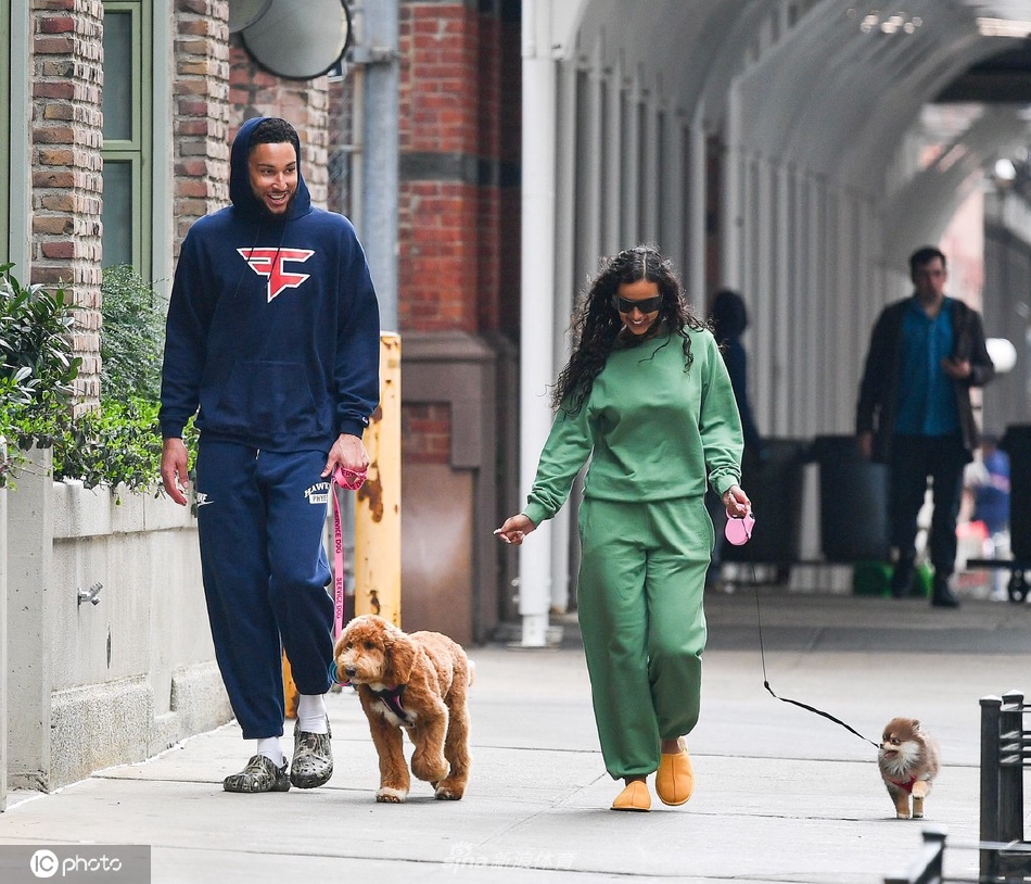 本-西蒙斯与未婚妻现身街头遛狗 一路有说有笑感情甜蜜