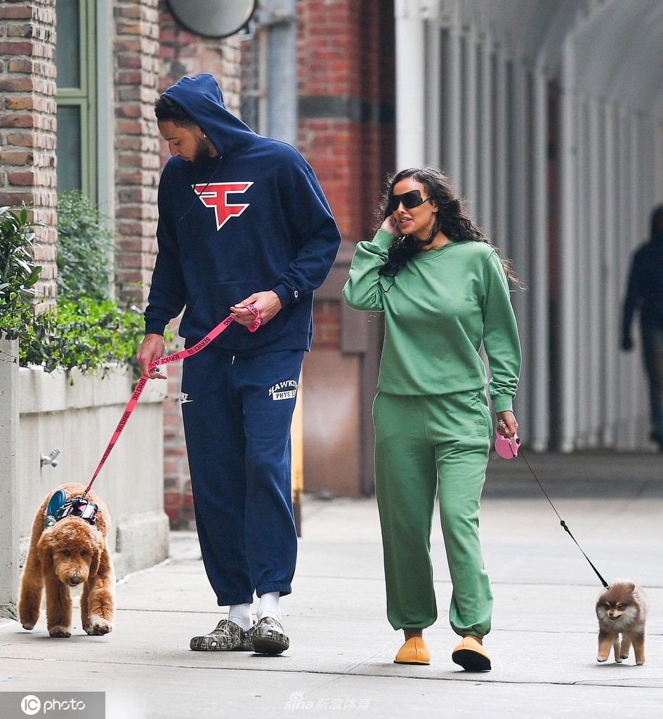 本-西蒙斯与未婚妻现身街头遛狗 一路有说有笑感情甜蜜