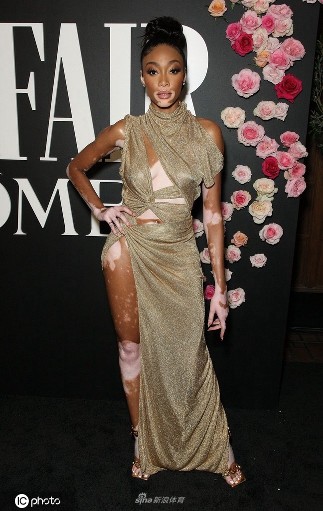 库兹马前女友现身洛杉矶参加活动 香槟色礼服高贵优雅