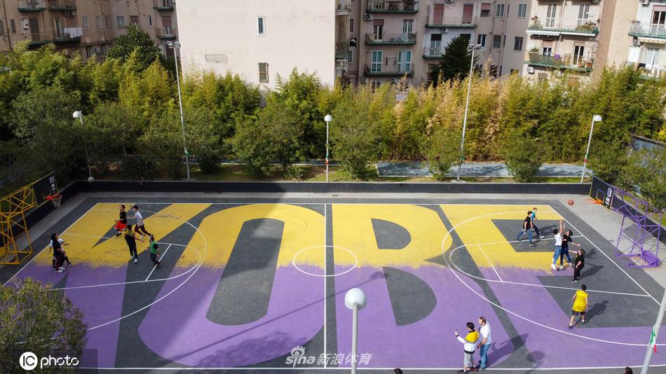 那不勒斯“科比球场”揭幕仪式