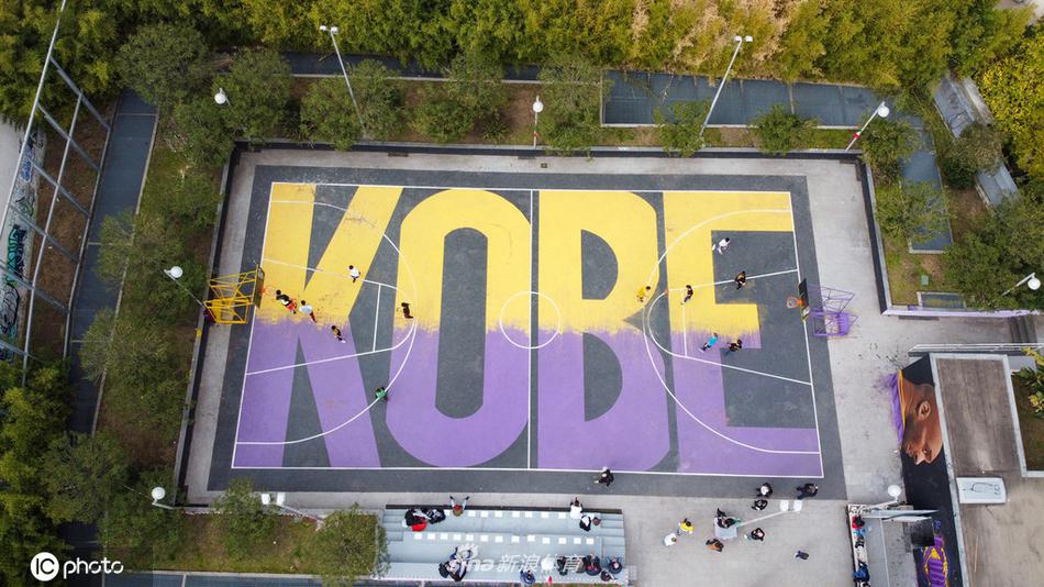 那不勒斯“科比球场”揭幕仪式