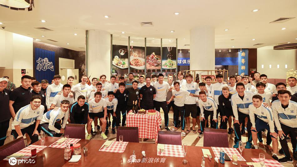 双喜临门 中超广州城为范加斯特与韩鹏飞庆生