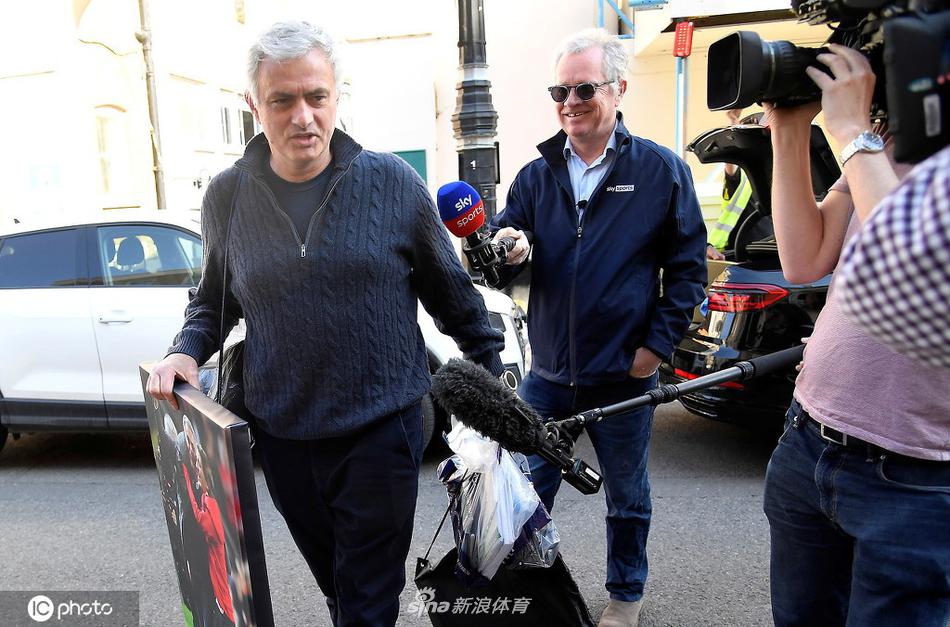 穆里尼奥下课后收拾行囊回家 随身携带生涯辉煌时刻照片