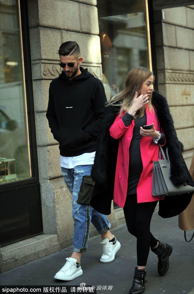 国米球星怀孕妻子小腹微隆