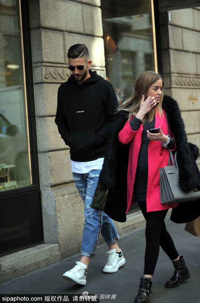 国米球星怀孕妻子小腹微隆