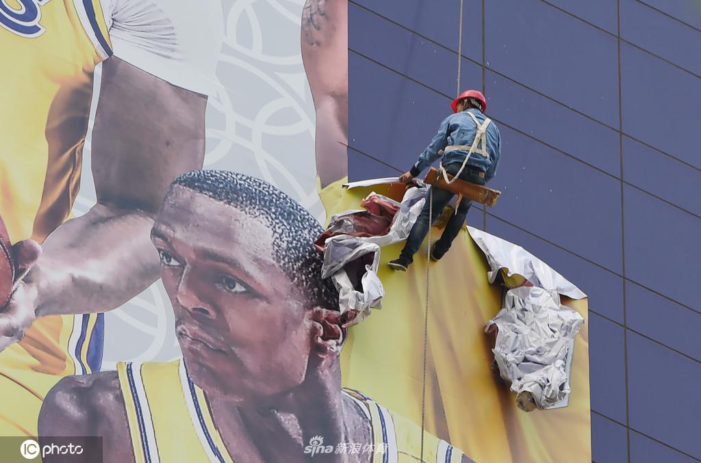 上海拆除NBA中国赛宣传海报 赛前训练取消场面冷清