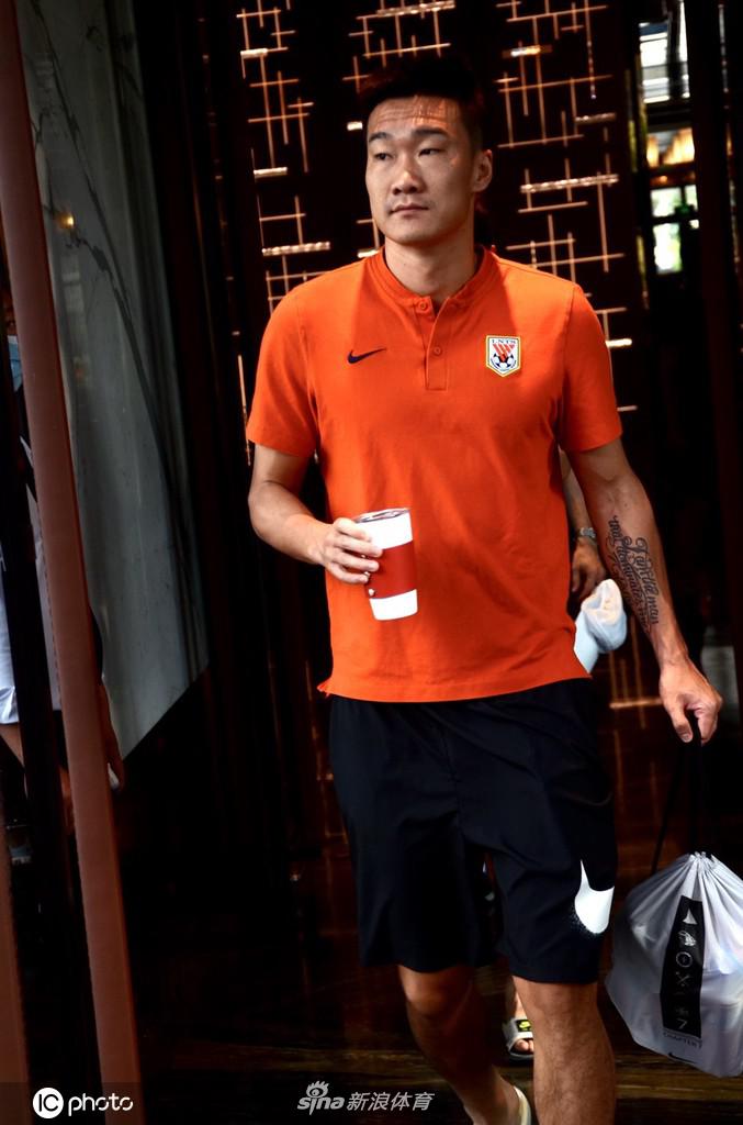 山东泰山迎主力国脚归来 备战中超气氛融洽